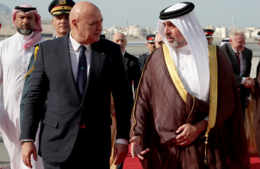 Le monopole des armes, « irréversible » mais prudent pour préserver la paix civile, affirme Aoun depuis Bahreïn