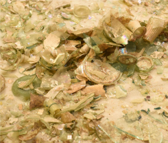 Les restes brisés d'objets en verre et la vitrine dans laquelle ils étaient exposés, sur le sol du musée archéologique de l'AUB, après l'explosion au port de Beyrouth du 4 août 2020. Photo Université américaine de Beyrouth