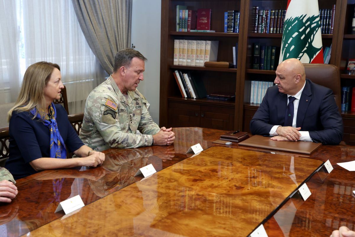 Devant Aoun, le chef du Centcom salue le déploiement de l'armée au Liban-Sud Devant Aoun, le chef du Centcom salue le déploiement de l'armée au Liban-Sud