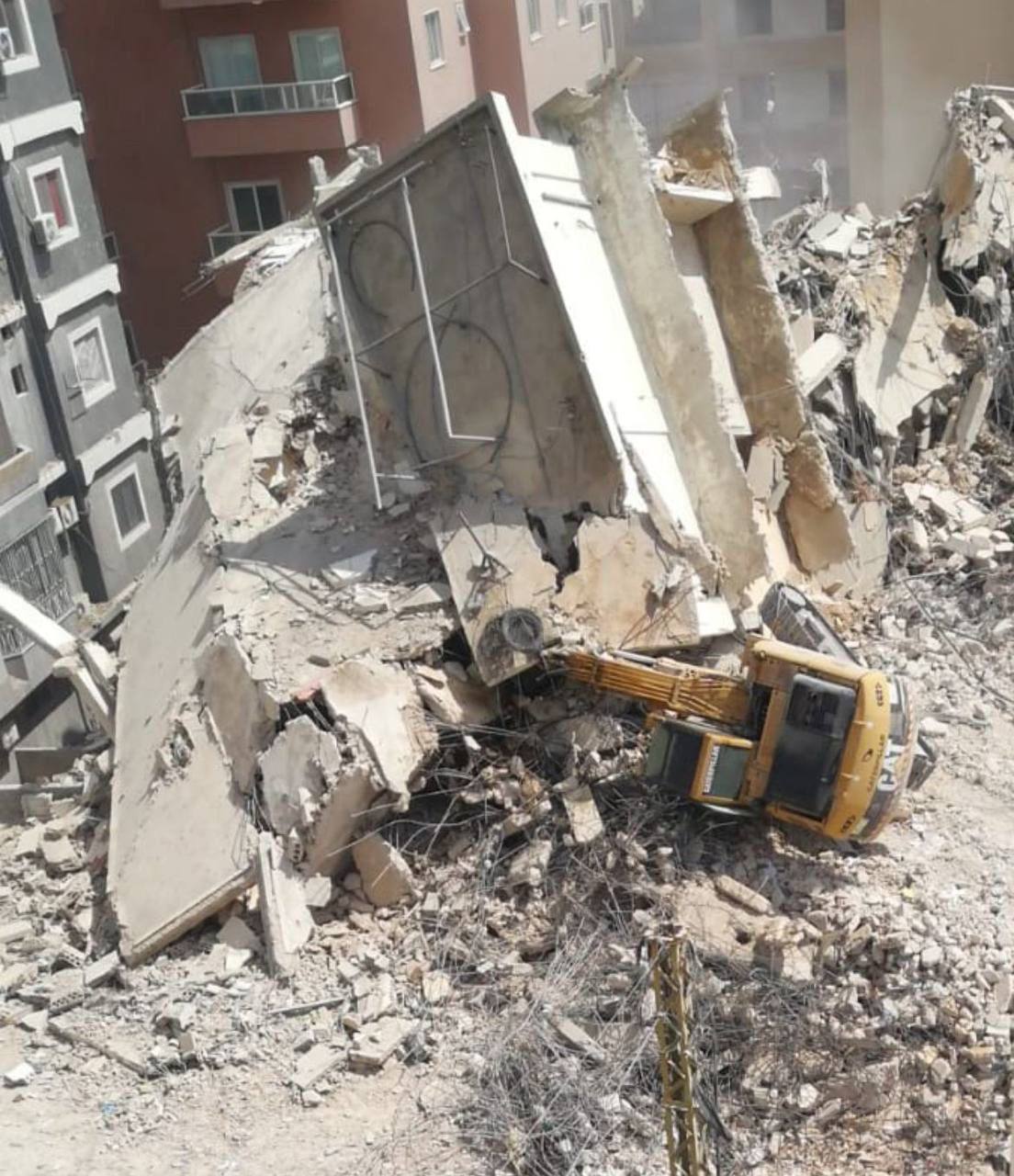 Un immeuble résidentiel endommagé s'effondre dans la région de Tyr