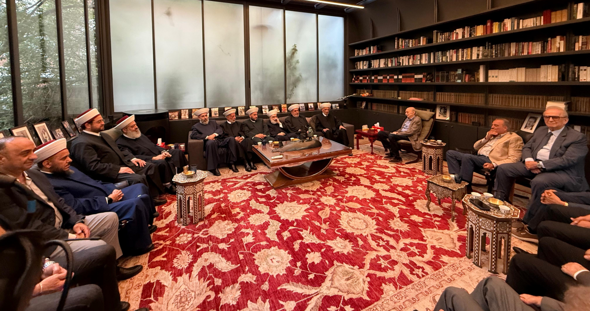 Joumblatt reçoit Deriane et d'autres représentants religieux sunnites en présence d'Arslane