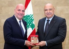 Le président Joseph Aoun remettant la médaille d’argent de l’ordre du Mérite libanais à Jorge Takla (à gauche). Photos DR