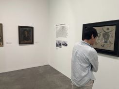 Un visiteur devant les œuvres d'artistes irakiens exposées au Bard Museum. Image courtoisie de : Hessel Museum, Center for Curatorial Studies, Bard College 