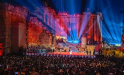 Un tableau du spectacle "Hakabat" orchestré par Oussama Rahbani pour le festival de Baalbeck. Photo Nabil Ismail
