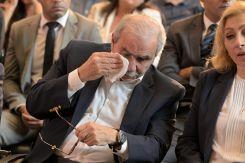 Le Premier ministre Nawaf Salam ému par le discours d'une femme ayant perdu son fils dans les explosions au port de Beyrouth. Photo Nabil Ismaïl