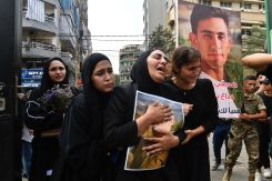 Les familles des soldats tombés au combat rendent hommage lors des funérailles. Photo Nabil Ismail/Annahar