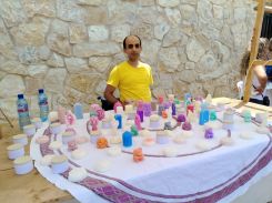 Un habitant de Majdal el-Meouch (Chouf) vend du savon artisanal lors du Festival de la figue organisé dans le village à l’été 2025. Photo fournie par Georgina Merhej, employée de la municipalité de Majdal el-Meouch