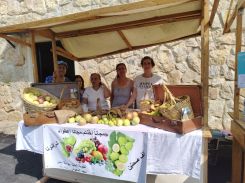Des femmes présentant la production de figues du village de Majdal el-Meouch, dans le Chouf, lors du Festival de la Figue à l’été 2025. Photo fournie par Georgina Merhej, employée à la municipalité de Majdal el-Meouch