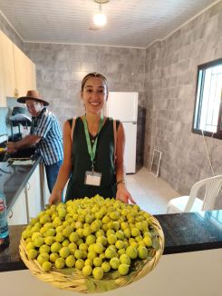 Une jeune fille présentant la production de figues lors de la fête de la Figue dans le village de Majdal el-Meouch à l’été 2025. Photo fournie par Geogina Merhej, employée de la municipalité de Majdal el-Meouch