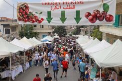 Des personnes achètent des cerises sur un marché lors du festival annuel de la cerise dans le village libanais de Hammana. Photo AFP