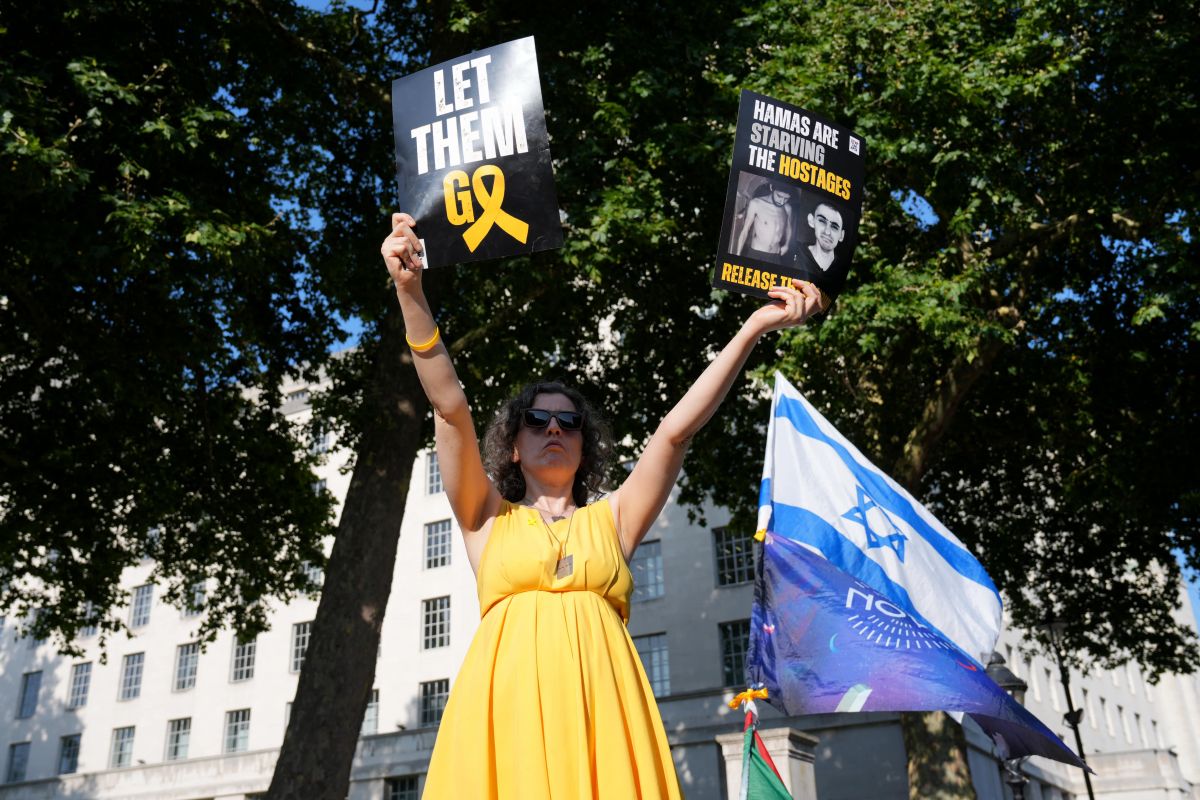 Hundreds march in London against UK recognizing a Palestinian state