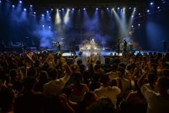 Le vieux port de Byblos résonne aux accents d’« À fleur de toi », repris en chœur par la foule. Press Photo Agency