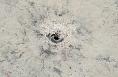Le cratère laissé par le tir de drone dans le patio de Hassan Daher à Debbine, dans le Liban-Sud, le 6 août. Photo Emmanuel Haddad/L'Orient-Le Jour