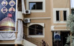 Le portrait de Wajih Zaoui, 6 ans, affiché à deux endroits de la façade de la maison de son oncle Ali à Mejdel Selm, le 6 août. Photo Emmanuel Haddad/L'Orient-Le Jour