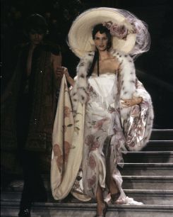 Chez Galliano, le public retrouve l’excentricité victorienne mêlée à la théâtralité comtemporaine. Photo d’archives AFP
