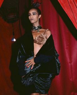 Avant Madonna, la mannequin Iman dans un version revisitée du « cone bra » originale. Photo d'archives AFP