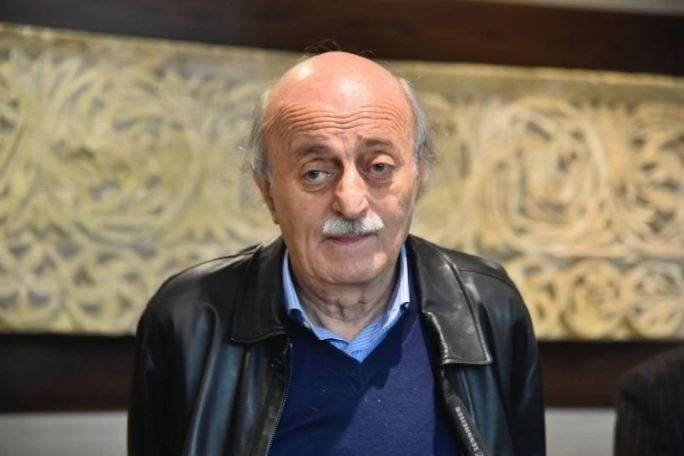 Joumblatt offre sept appareils de dialyse à la population de Soueida