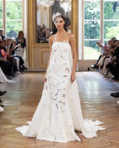 La robe de mariée, simple et fraîche, fluide et ajourée. Photo Tony Ward