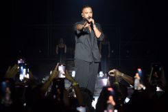 Moment d’émotion : Slimane interprète « Je suis malade » en hommage à Lara Fabian. Press Photo Agency