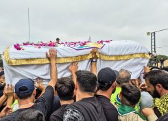 Le cercueil de Abbas Merhi Awala, 11 ans, tué par un tir de drone, lors de funérailles organisées le 9 août à Touline, dans le Liban-Sud. Photo Emmanuel Haddad/L'Orient-Le Jour