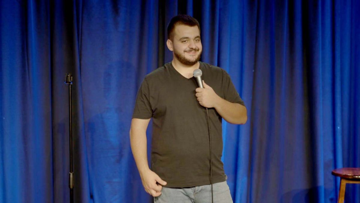 Sam Ghazal sur scène : humour, sincérité et un irrésistible accent de Bécharré