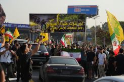 Des partisans du Hezbollah accueillant le convoi de l'émissaire iranien Ali Larijani sur la route de l'aéroport de Beyrouth, le 13 août 2025. Photo Mohammad Yassine / L'Orient-Le Jour