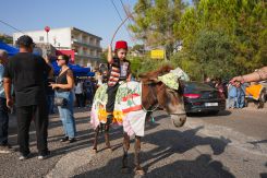 Un garçon est assis sur un âne lors de la course d'ânes dans le village de Roum, au sud du Liban, en août 2025. Photo fournie par Johnny Haddad, chef de la municipalité de Roum