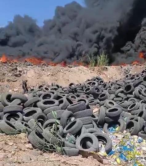 Tripoli recouverte par un nuage noir de pneus incinérés