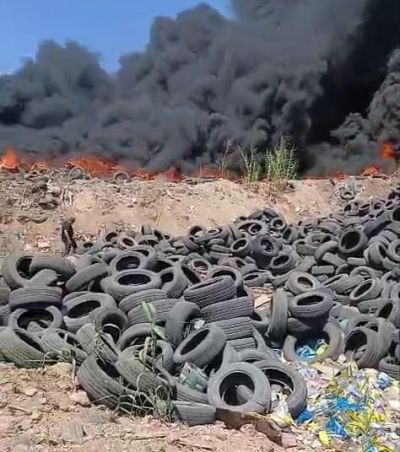 Tripoli recouverte par un nuage noir de pneus incinérés