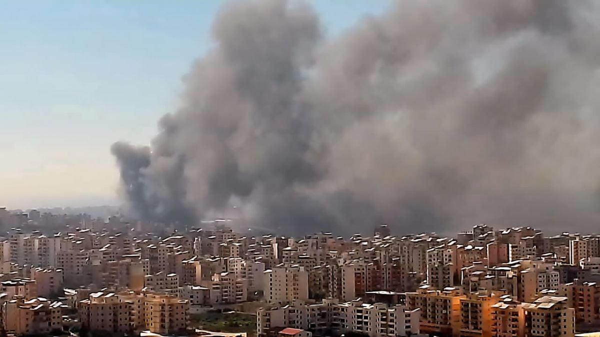 D’épaisses fumées, issues de pneus incinérés pour en récupérer le cuivre, polluent encore l’air de Tripoli