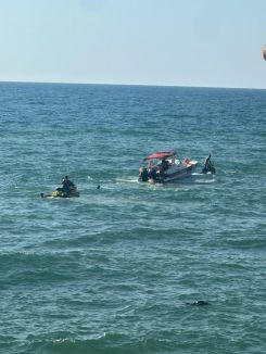 Les secouristes en mer récupérant le corps du parapentiste. Photo envoyée par la Défense civile