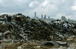 A pile of garbage photographed on Jan. 25, 2016, at the northern entrance of Beirut. Archive photo L’OLJ