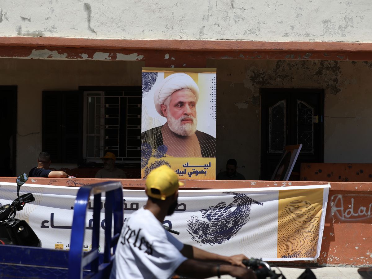 Rifi et d'autres députés anti-Hezbollah déposent officiellement plainte contre Naïm Kassem