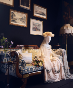 Magnifiques meubles et vêtements sont à admirer et vendre. Photo tirée du compte Instagram @bonhams1793