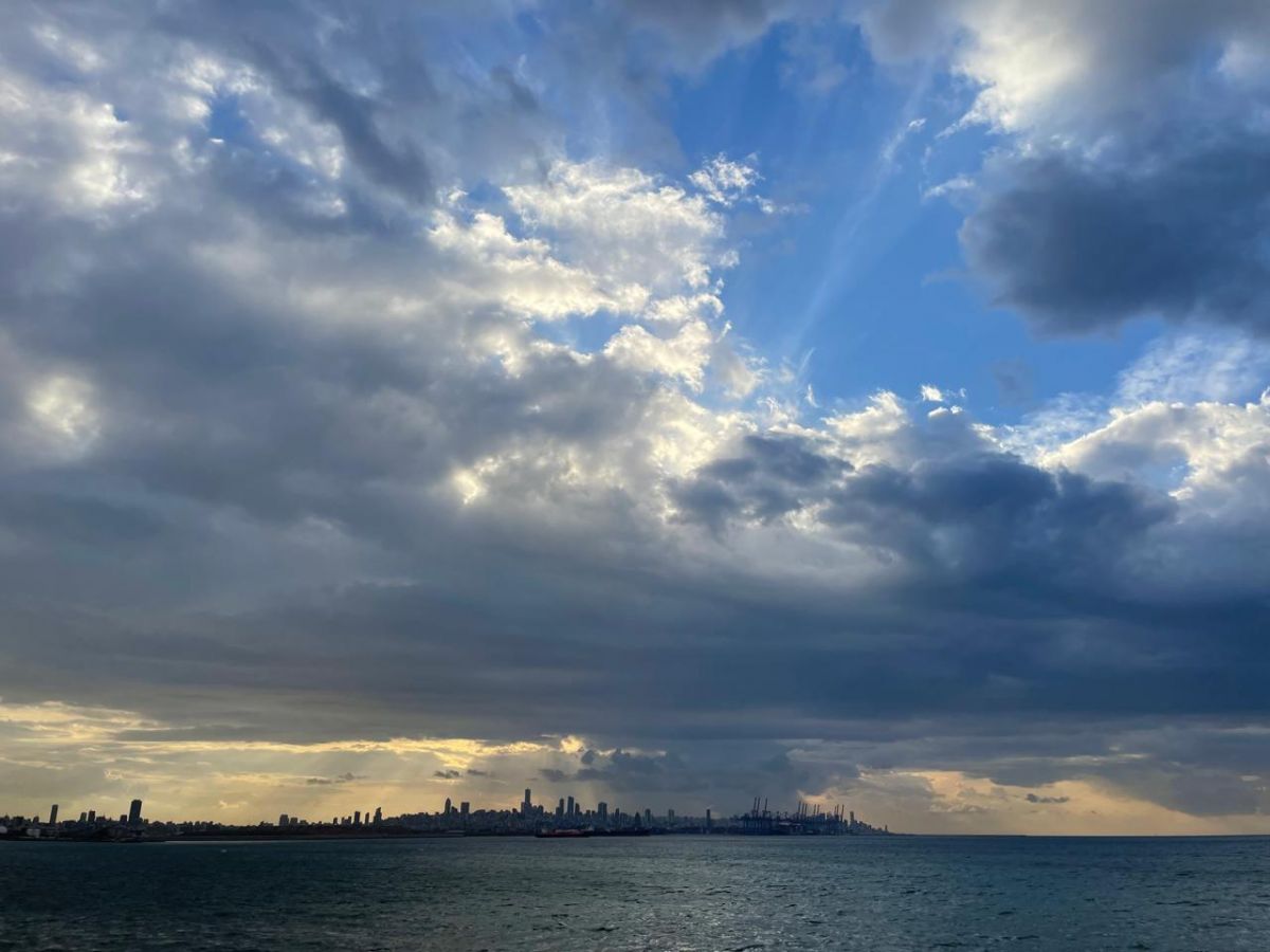 La Défense civile repêche le corps d'un noyé flottant au large du port de Beyrouth