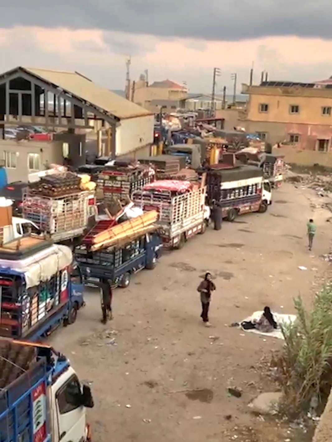 Hundreds of Syrian refugees trying to return to their homeland amid difficult circumstances