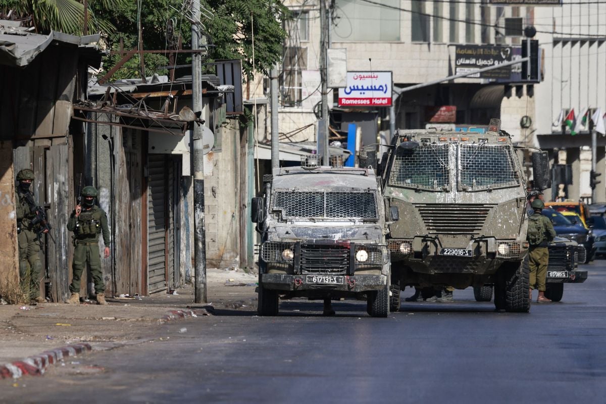 Dozens of Israeli troops, armored vehicles raid Nablus for searches and expulsions