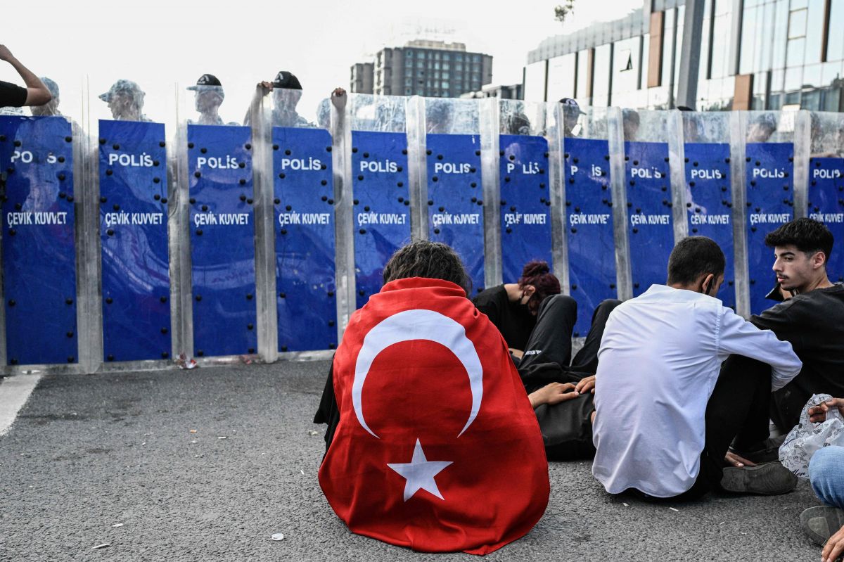 Avec sa campagne contre le CHP, « la Turquie bascule dans un autoritarisme pur et simple »