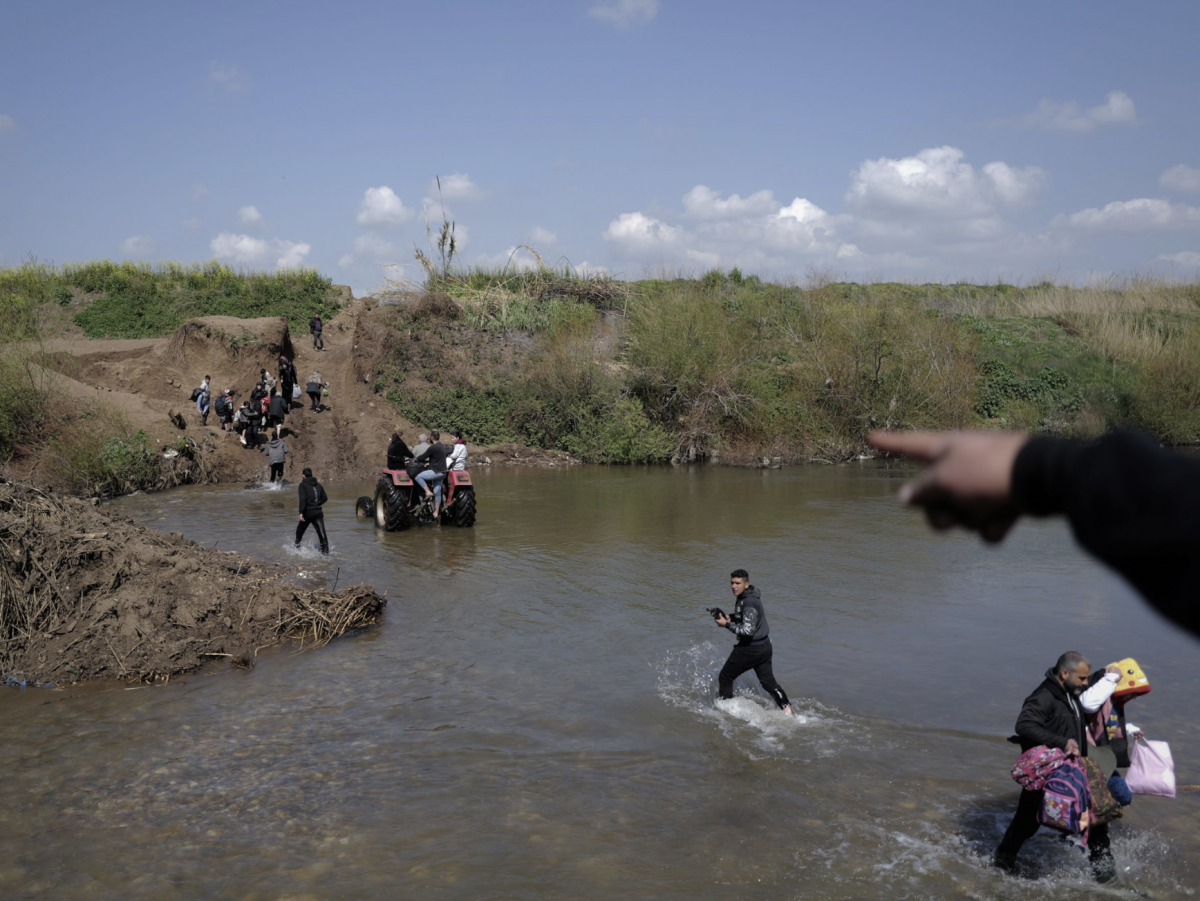 Syrian man loses foot in landmine blast near al-Kabir River