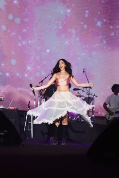 Sarah Ali sur la scène du Beirut Waterfront en première partie du concert de Amr Diab le 30 aout 2025. Photo Carl Halal