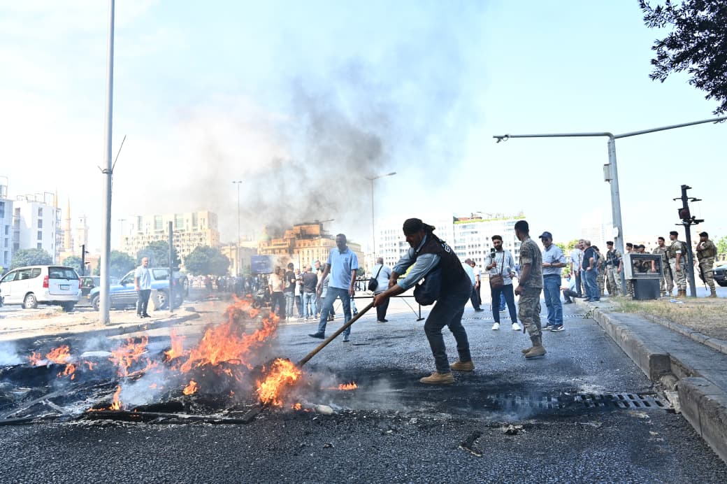 Routes bloquées par des fonctionnaires et militaires à la retraite à Beyrouth et dans le Nord