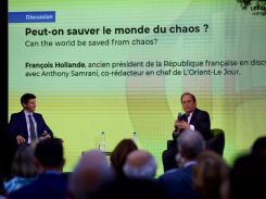 Anthony Samrani, co-rédacteur en chef de L’Orient-Le Jour, et l’ex-président français François Hollande devant un public conquis, le 12 septembre 2025 à l’hippodrome de Beyrouth. Photo Matthieu Karam/L’Orient-Le Jour