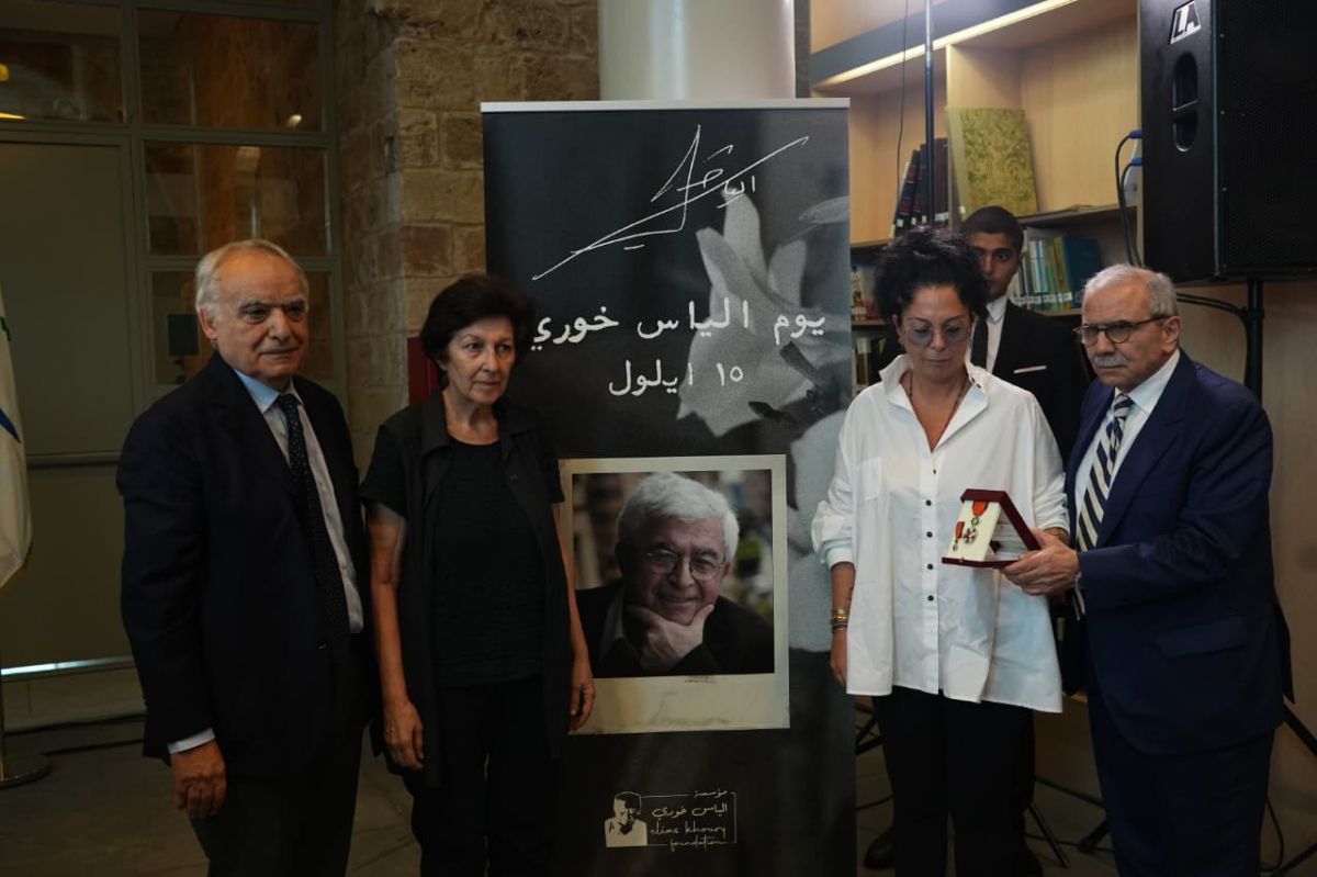 Le Premier ministre remet la Médaille du Cèdre à la famille d’Elias Khoury