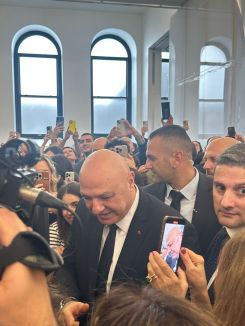 Une foule d'émigrés libanais aux Etats-Unis rassemblée autour du président Joseph Aoun après la messe en l’église libanaise de Brooklyn, le dimanche 21 septembre 2025. Photo Nour Braidy/L'Orient-Le Jour