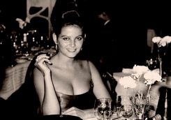 Claudia Cardinale dîne à Beyrouth un soir d'avril 1964. Photo d'archives L'Orient-Le Jour