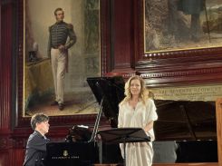 La soprano Barbara Hannigan, avec Stephen Gosling au piano, lors de l'hommage à Pierre Audi à New York. Photo Sylviane Zehil/L'OLJ