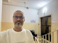 L'activiste Abbas Zahri à sa sortie du Bureau de lutte contre la cybercriminalité, suite à une convocation après une publication sur la Première dame, Neemat Aoun. Photo Facebook/Abbas Zahri