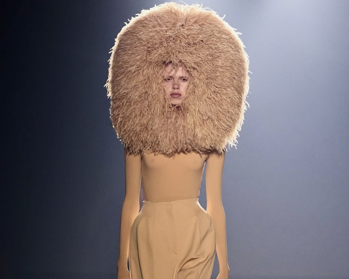 Mugler par Miguel Castro Freitas : architecture et trucs en plumes