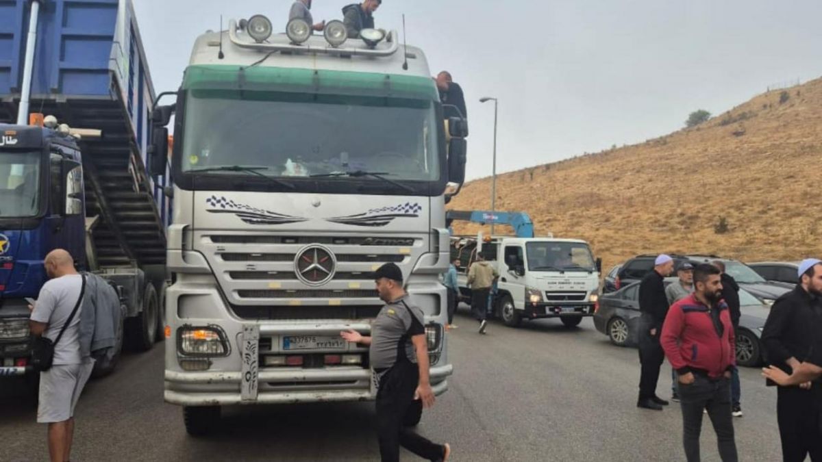 Des camionneurs bloquent la route de Dahr el-Baïdar pour protester contre les restrictions de circulation