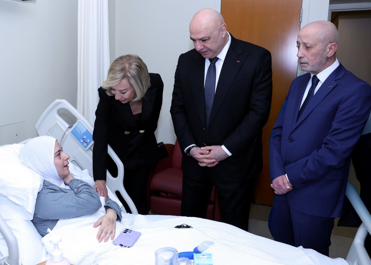 Aoun et la Première dame au chevet d'Amani Bazzi, survivante du massacre de Bint Jbeil